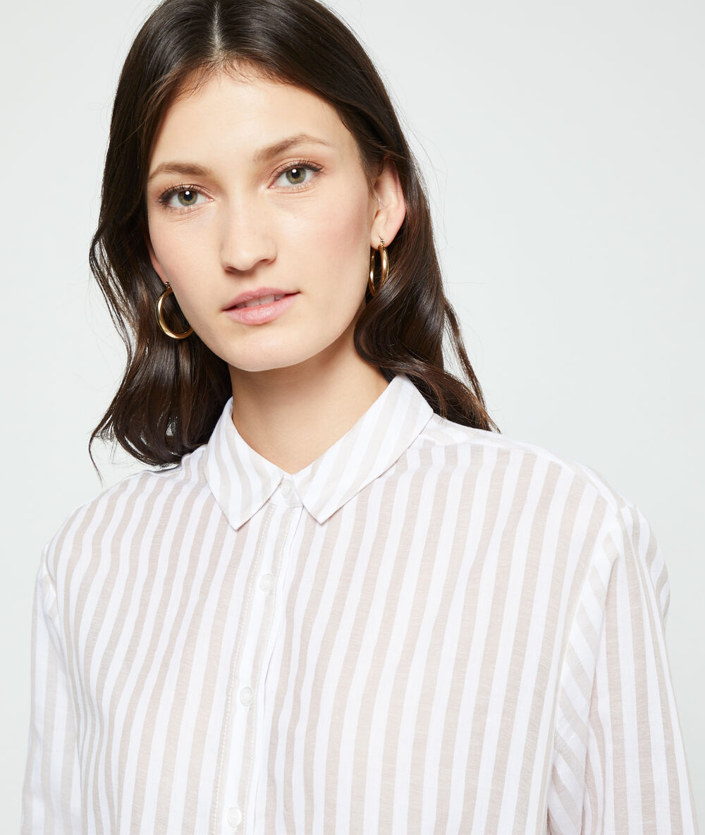 Chemise à rayures beige rose.