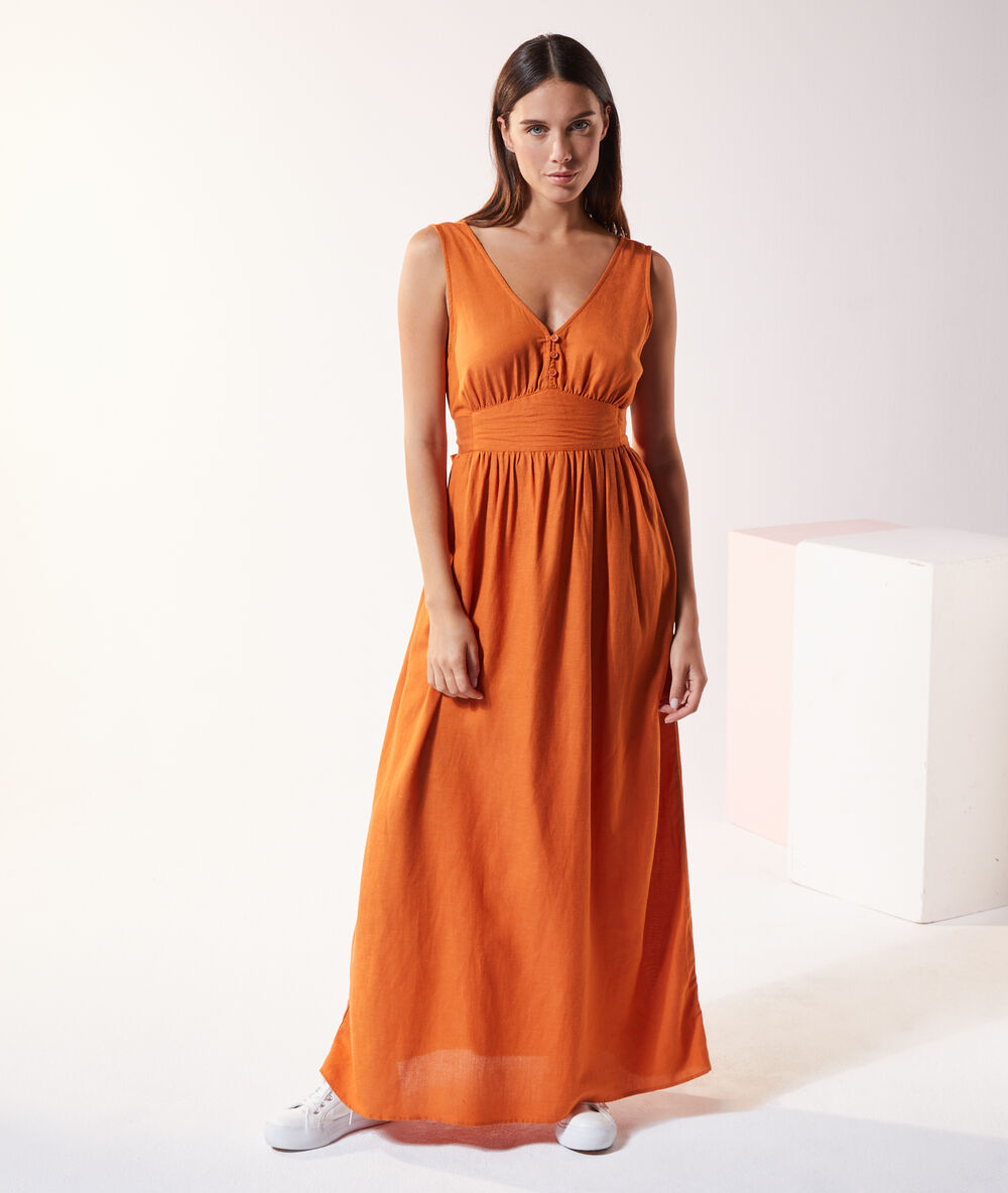 Robe longue cache-coeur dans le dos orange.
