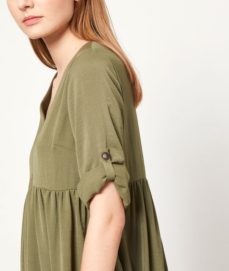 Robe fluide à boutons kaki clair.