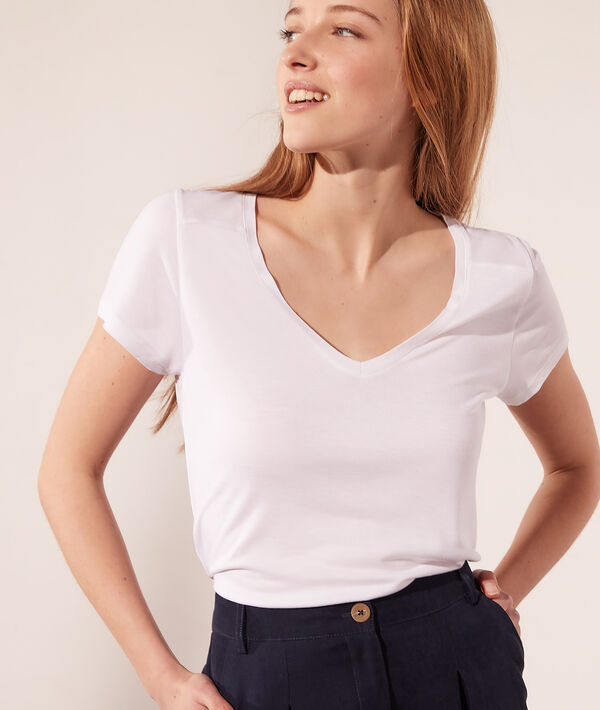 T-shirt col v blanc.