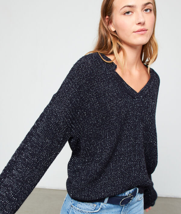 Pull à fils métallisés en grosse maille marine.