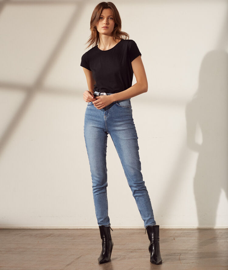 T-shirt col rond noir.