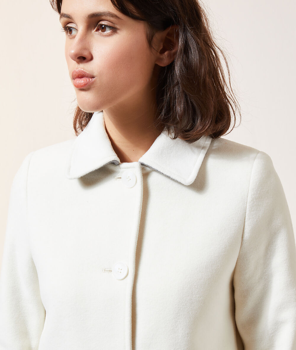 Manteau droit en laine mélangée avec col blanc.