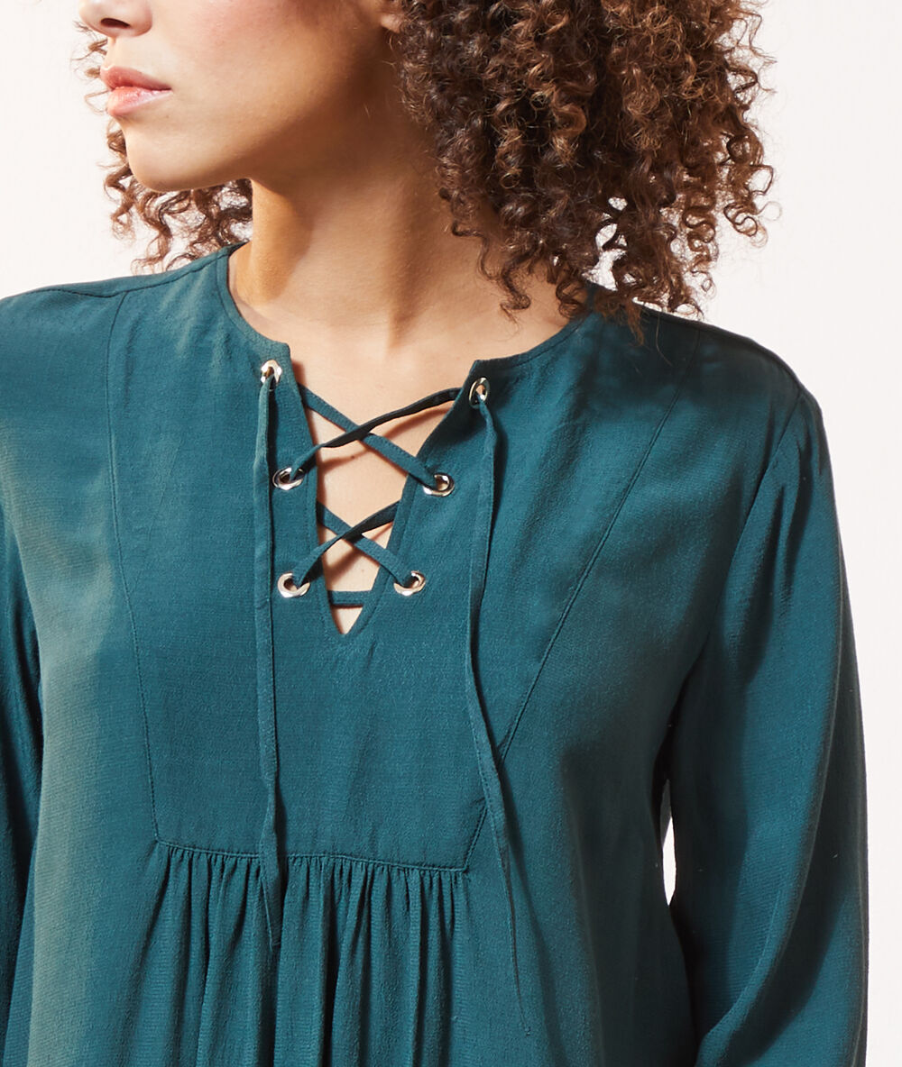 Robe décolleté à laçage sapin.
