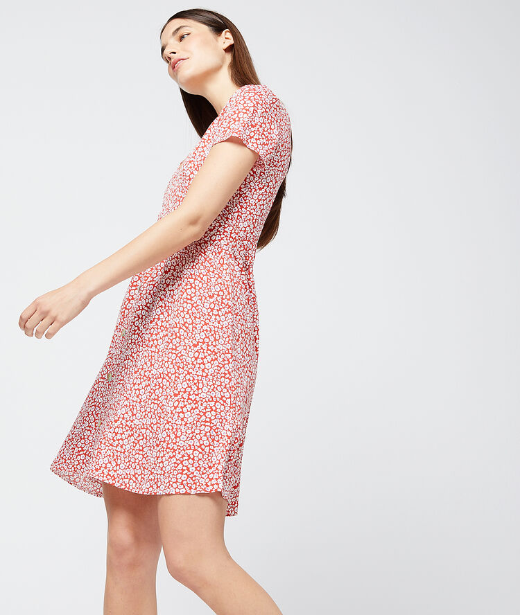 Robe boutonnée à imprimé fleuri carmin.