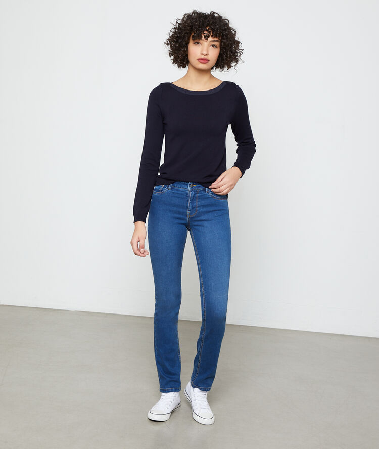 Pull col bateau en maille fine marine.
