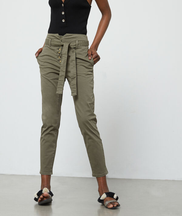 Pantalon carotte ceinturé à boutons Pantalon carotte ceinturé à boutons