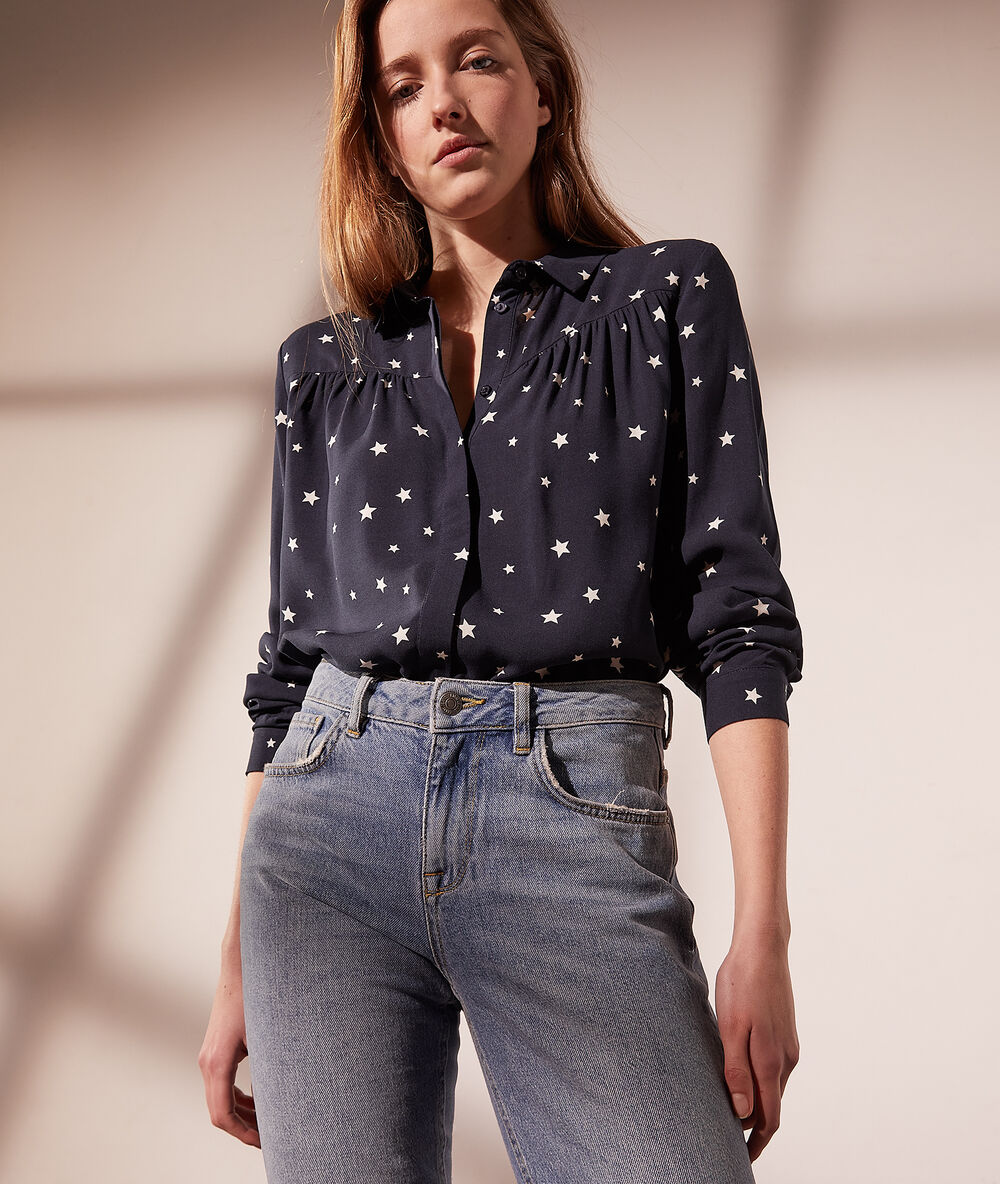 Chemise imprimé étoiles bleu marine.
