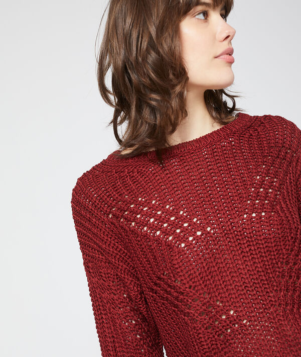 Pull en grosse maille grenat.