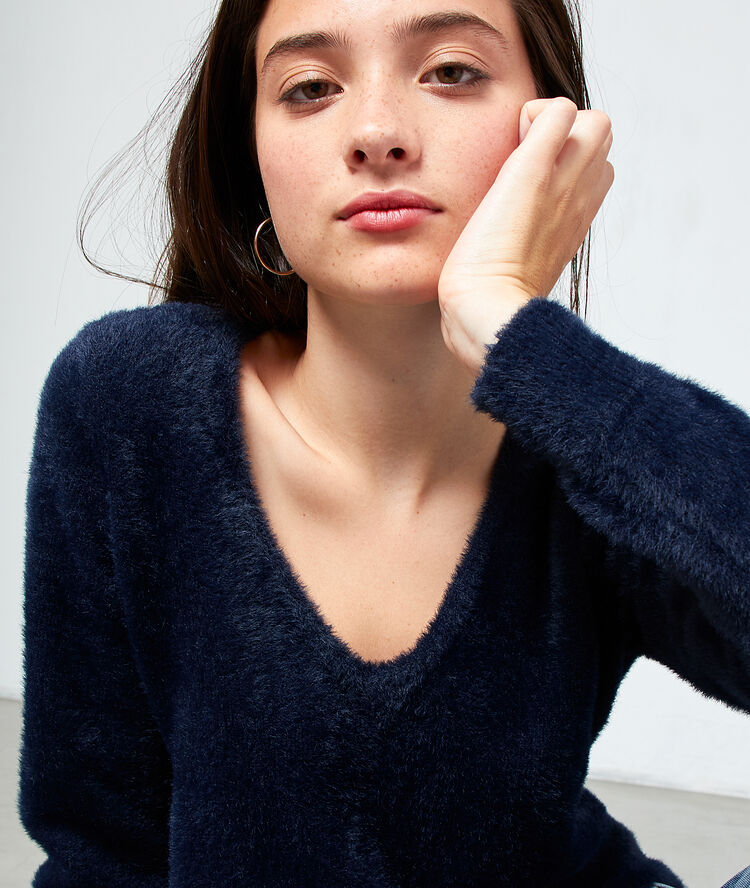 Pull col v en maille fluffy marine.