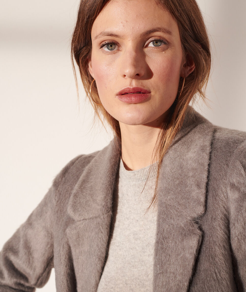 Manteau droit fausse fourrure gris chine.