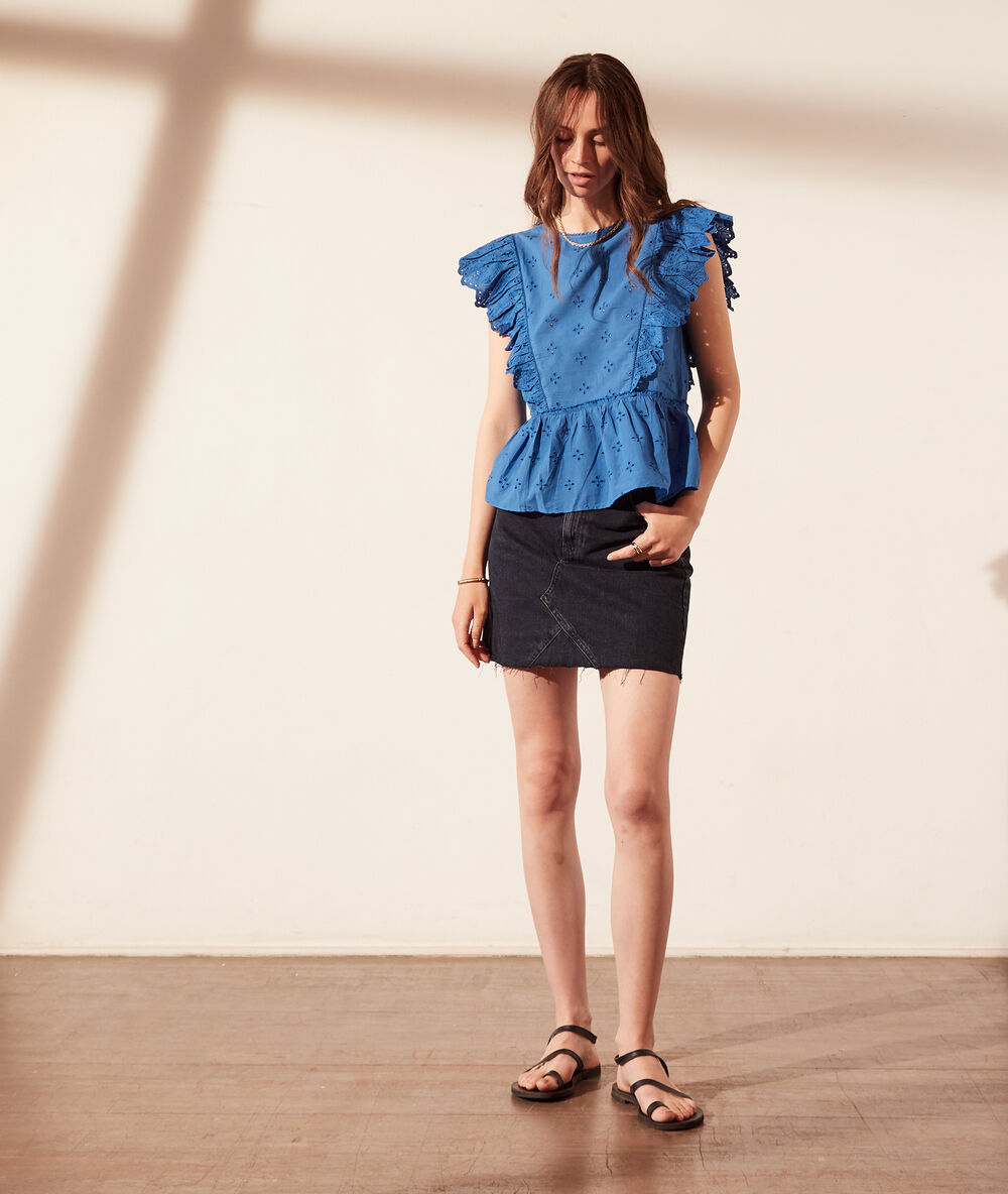 Top à volants avec broderie anglaise bleu roi.