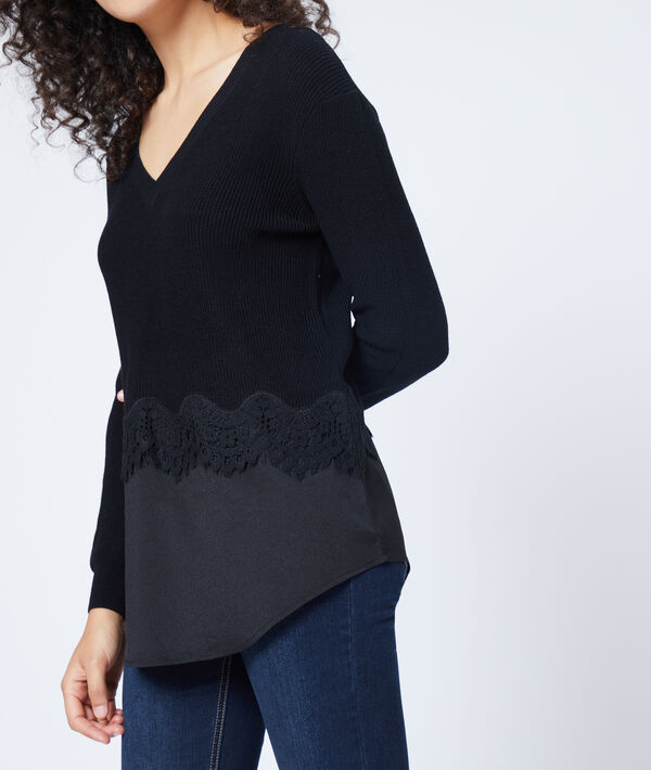 Pull à dentelle guipure noir.
