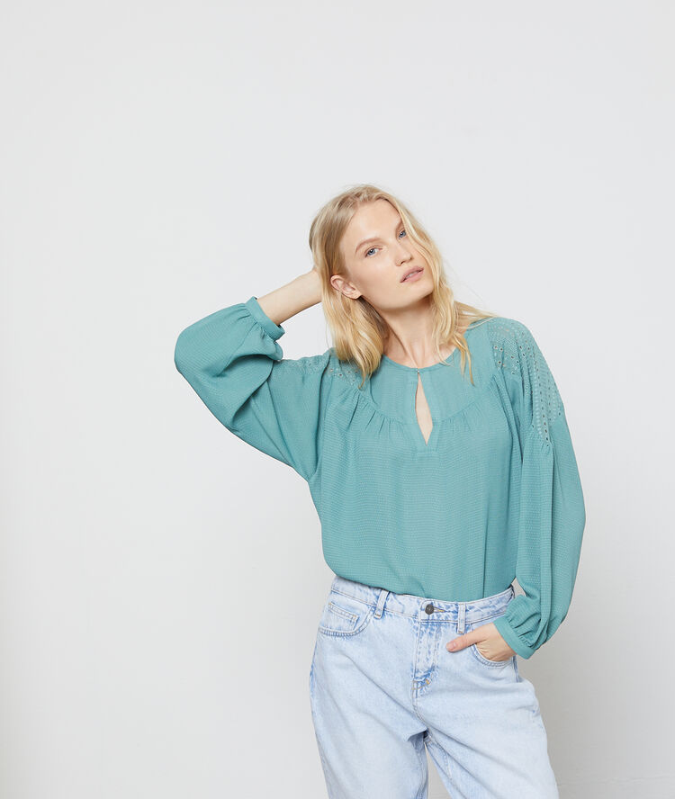 Blouse manches bouffantes à guipure amande.