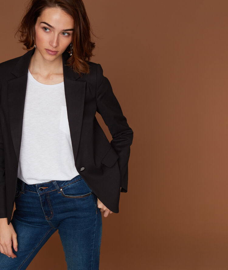Veste de tailleur noir.