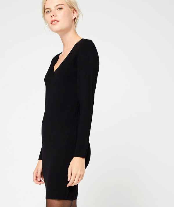 Robe pull à col v noir.