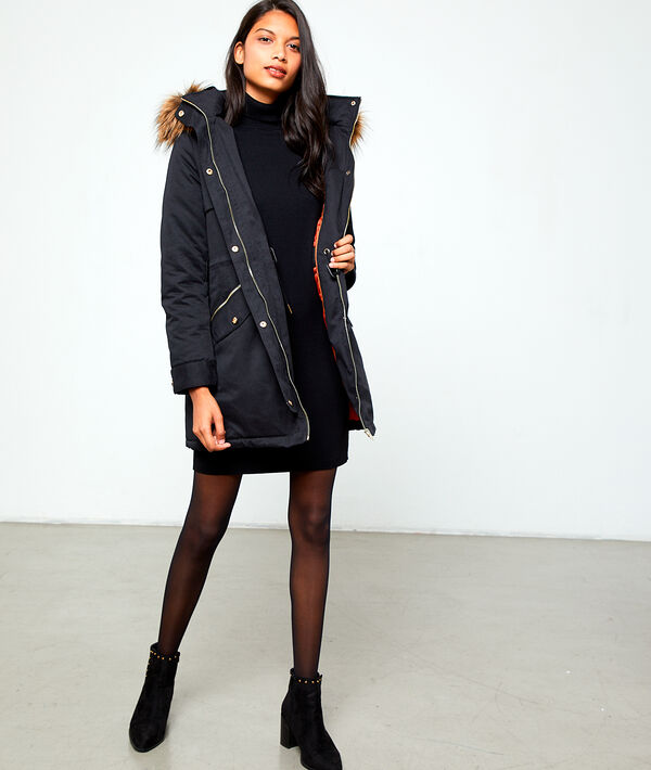 Robe pull col roulé noir.
