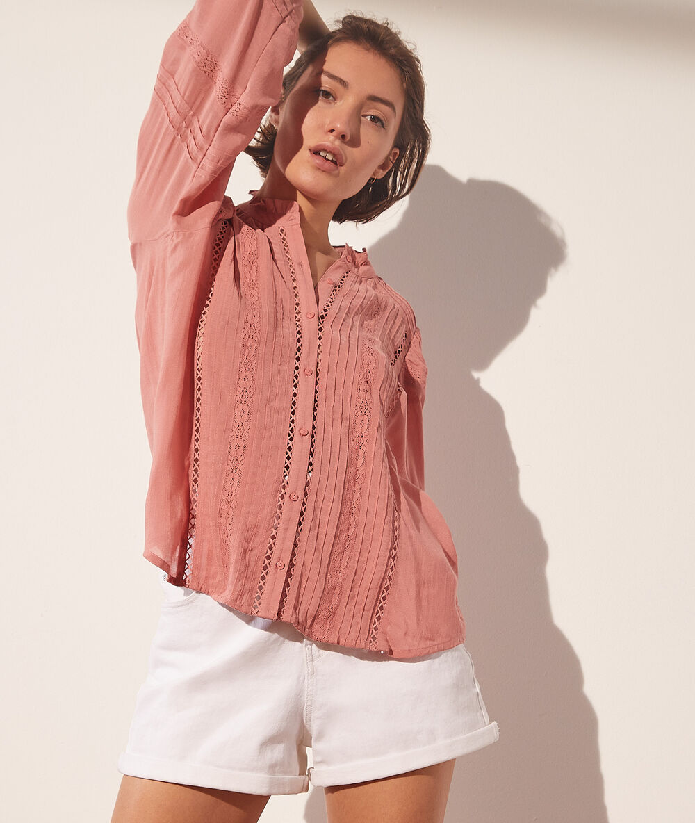 Chemise avec détails en dentelle vieux rose.