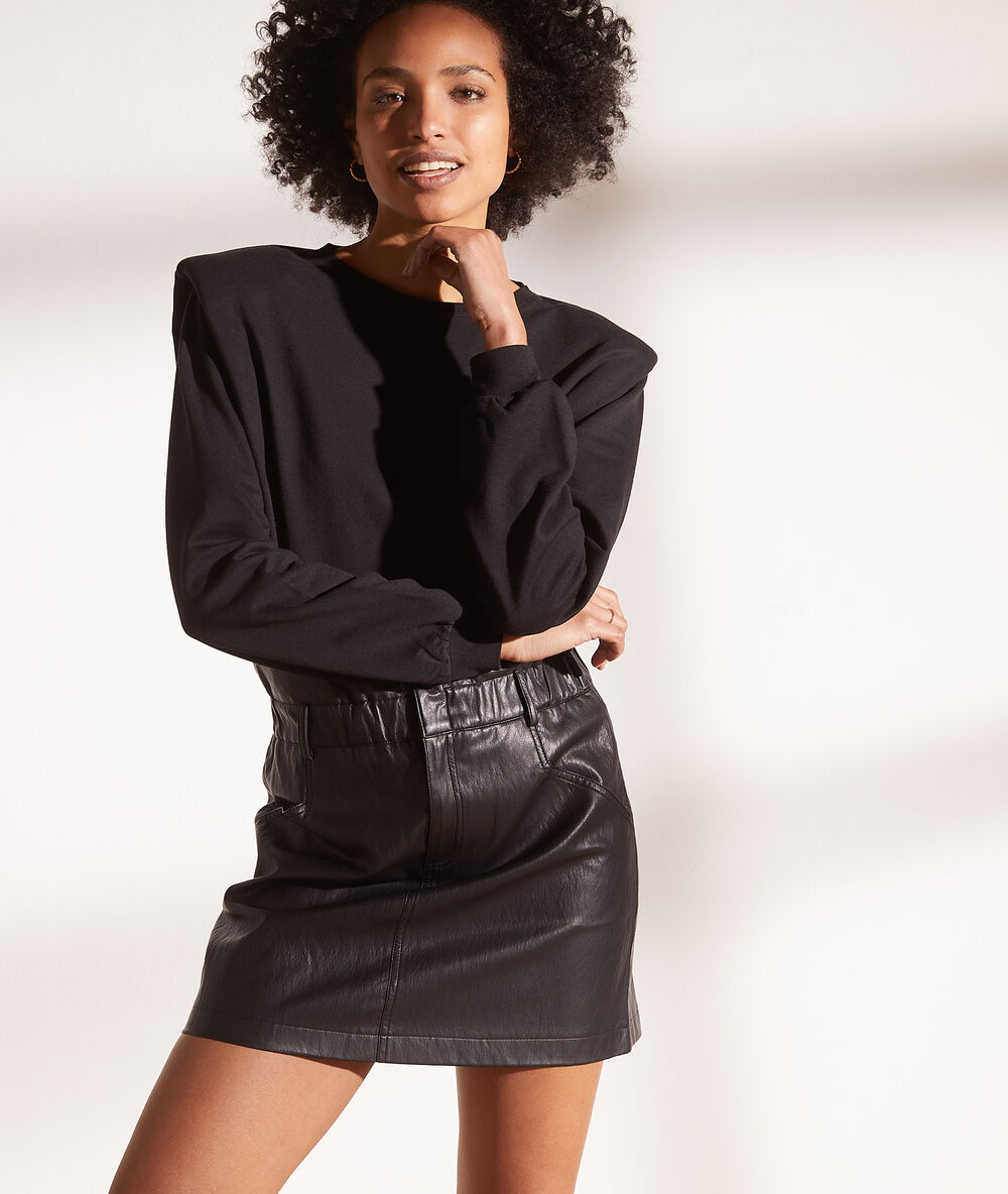 Jupe en simili cuir taille smokée noir.