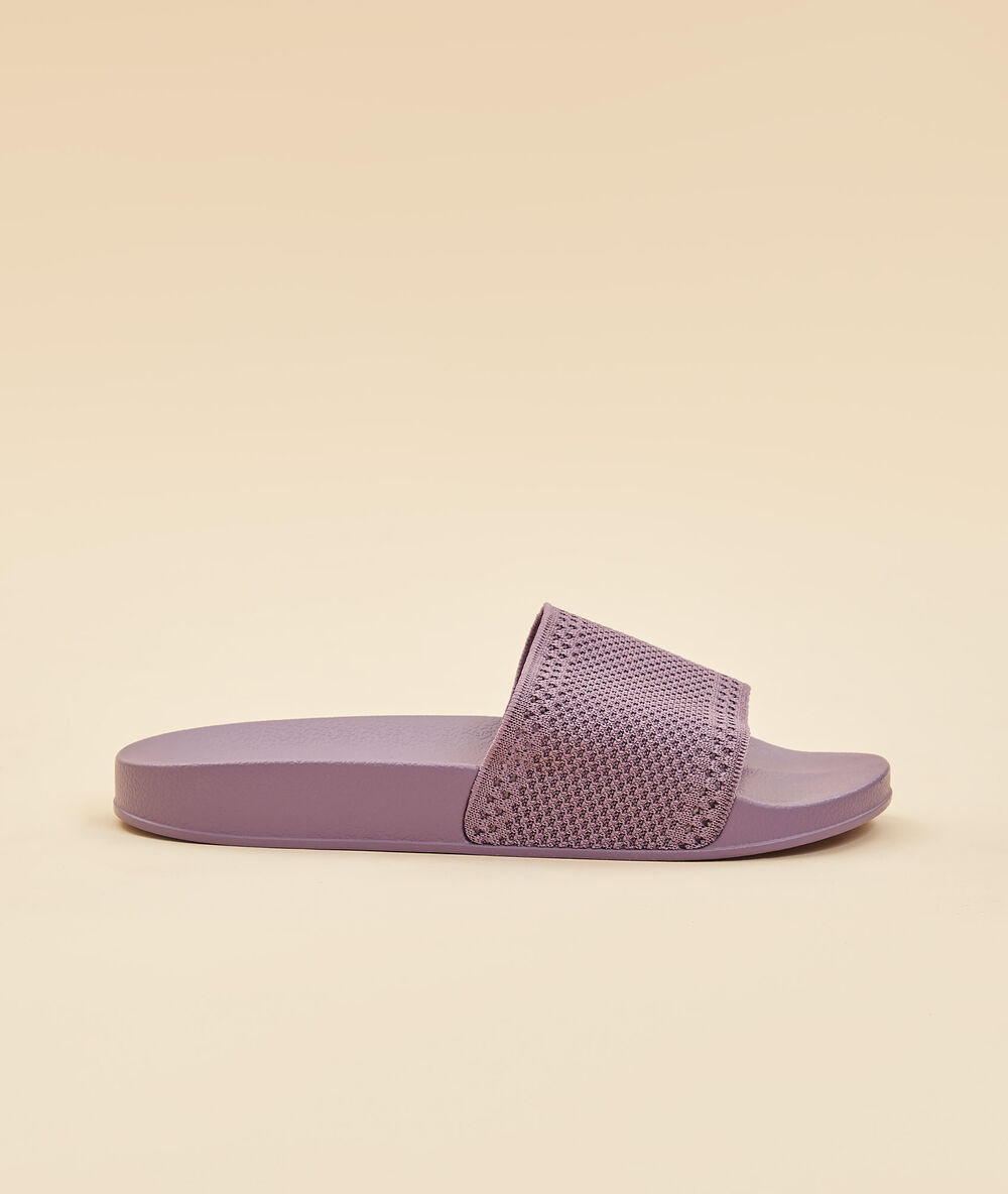 Chaussons mules ouvertes violet.