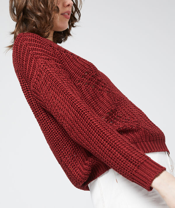 Pull en grosse maille grenat.