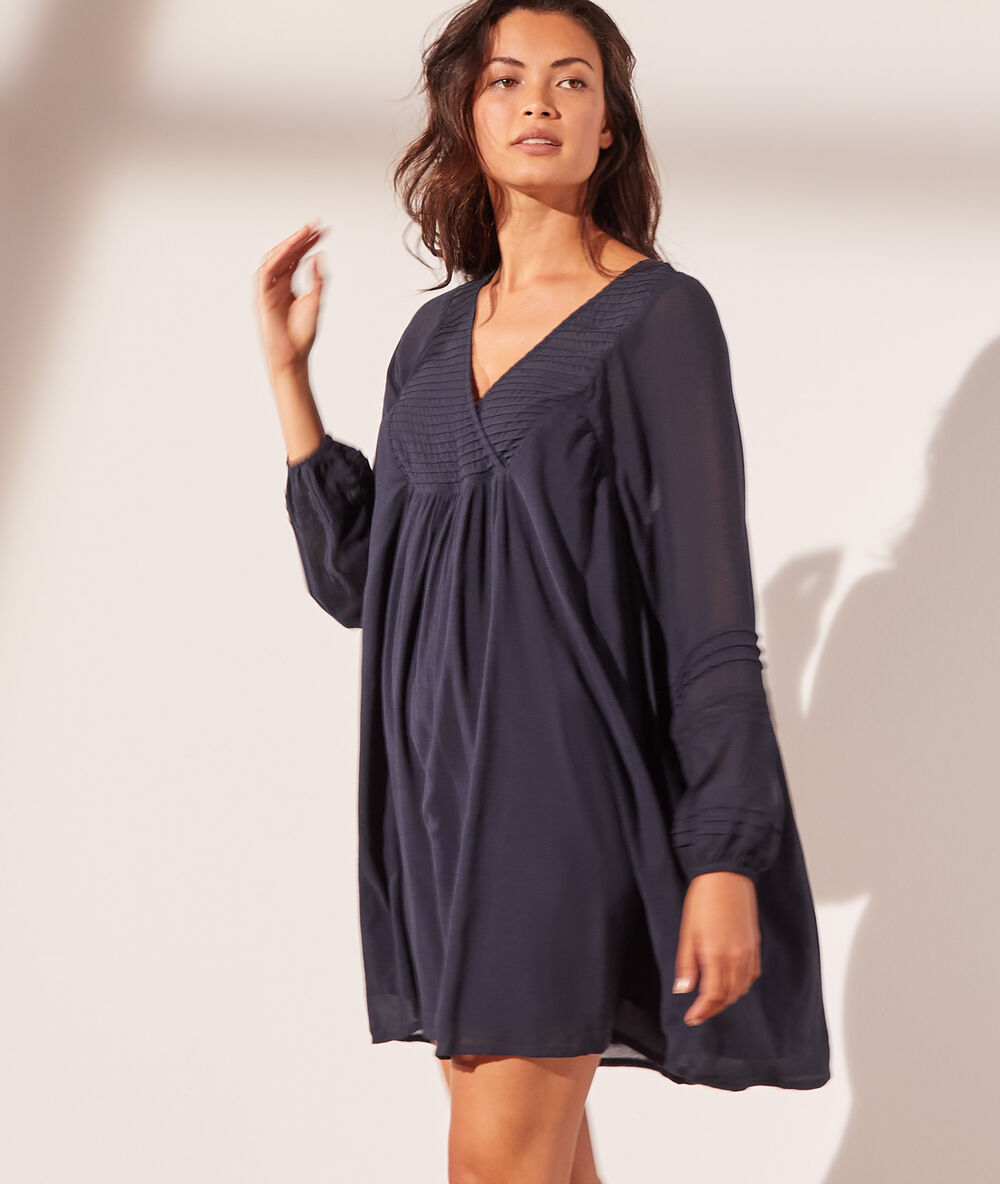 Robe courte détails ajourés marine.