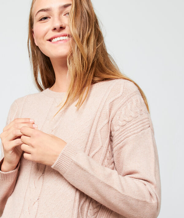 Robe pull en maille torsadée poudre.
