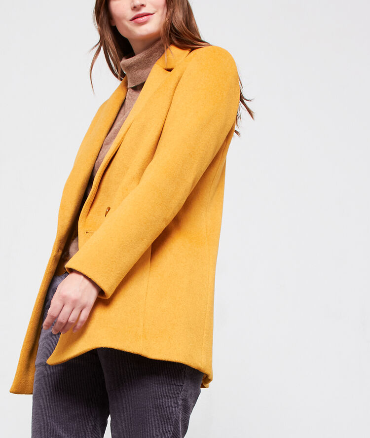 Manteau droit ocre.
