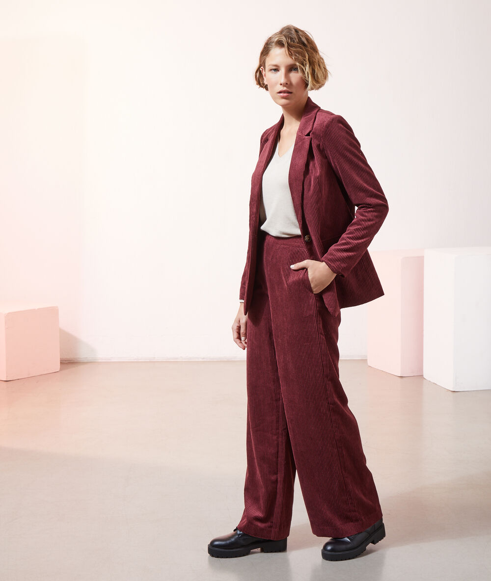 Veste de tailleur en velours côtelé bordeaux.