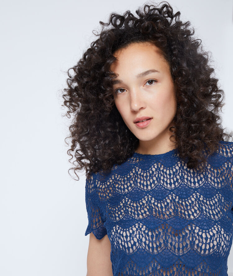 Top ajouré en dentelle cobalt.