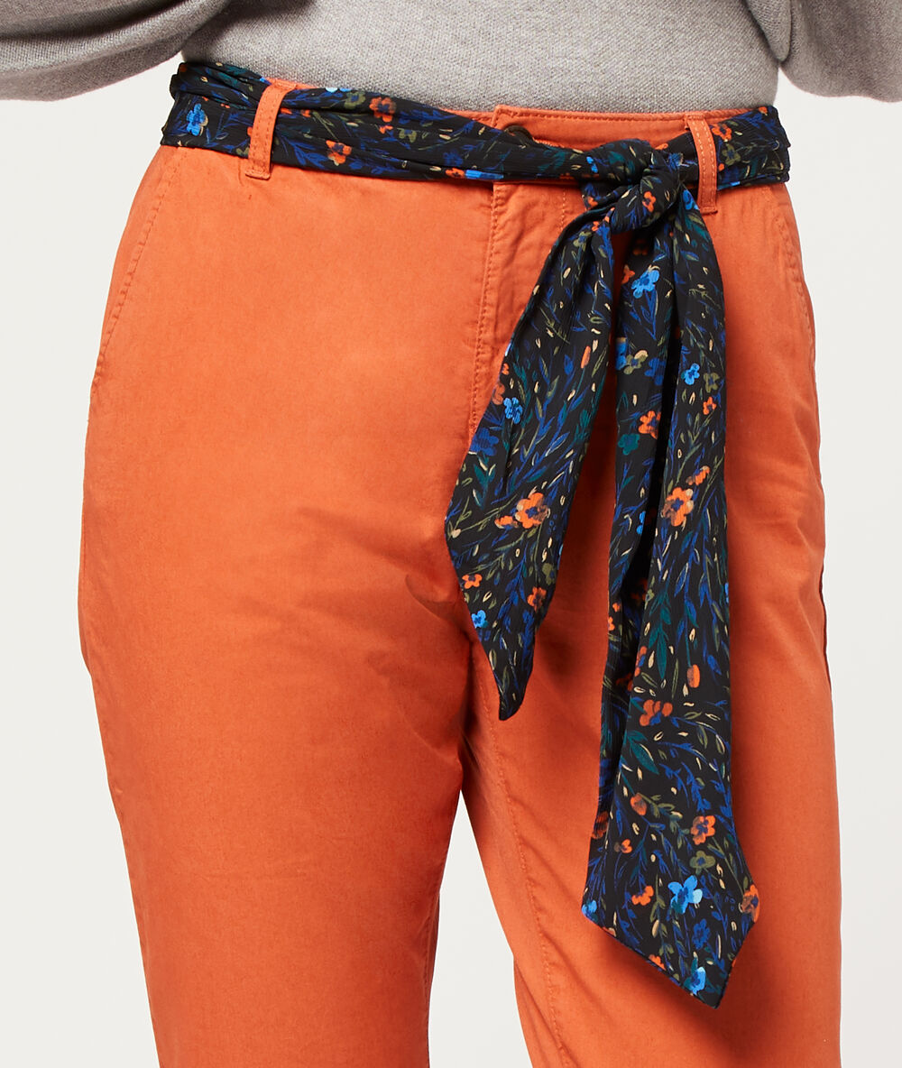 Pantalon droit avec foulard tomette.