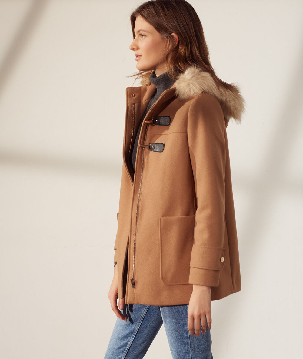 Manteau à capuche fourrure synthétique camel.