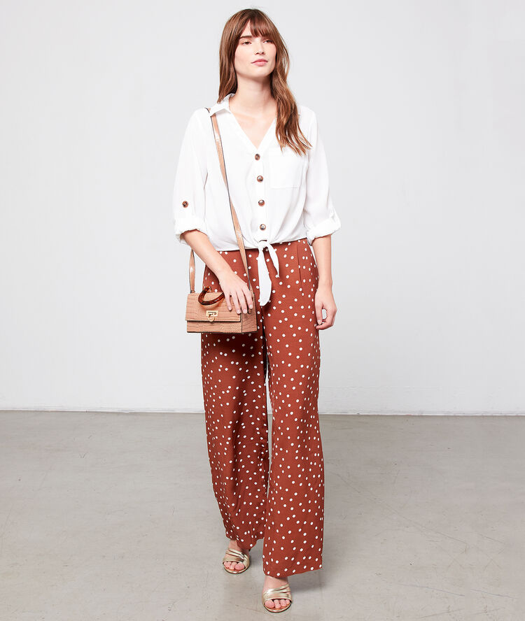 Pantalon large à pois marron.