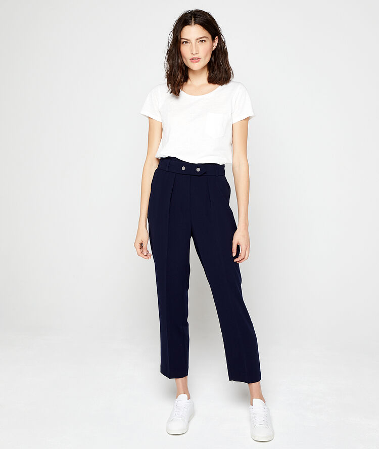 Pantalon carotte ceinturé marine.