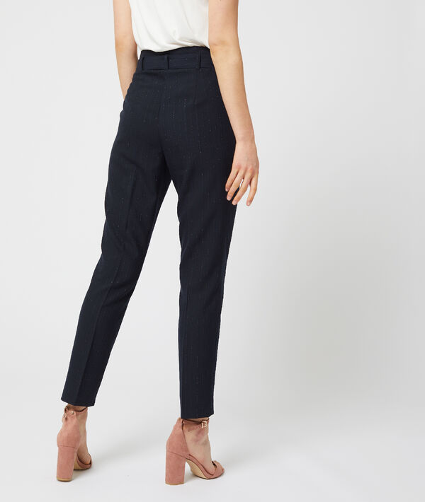 Pantalon cigarette à rayures et fils métallisés marine.