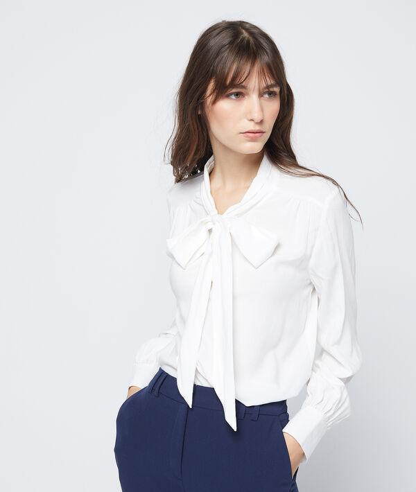 Blouse à col noué ecru.