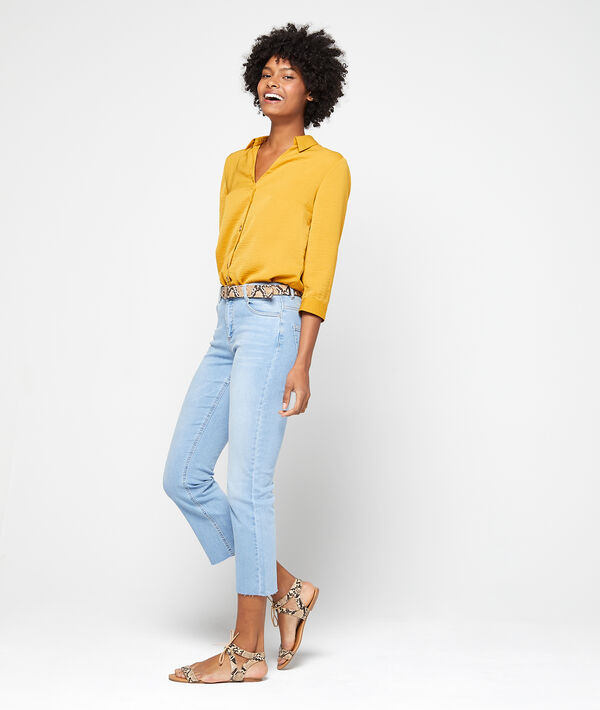 Blouse à col chemisier et boutons curry.