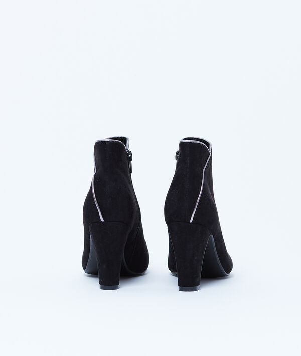 Bottines à talons liséré métallisé noir.
