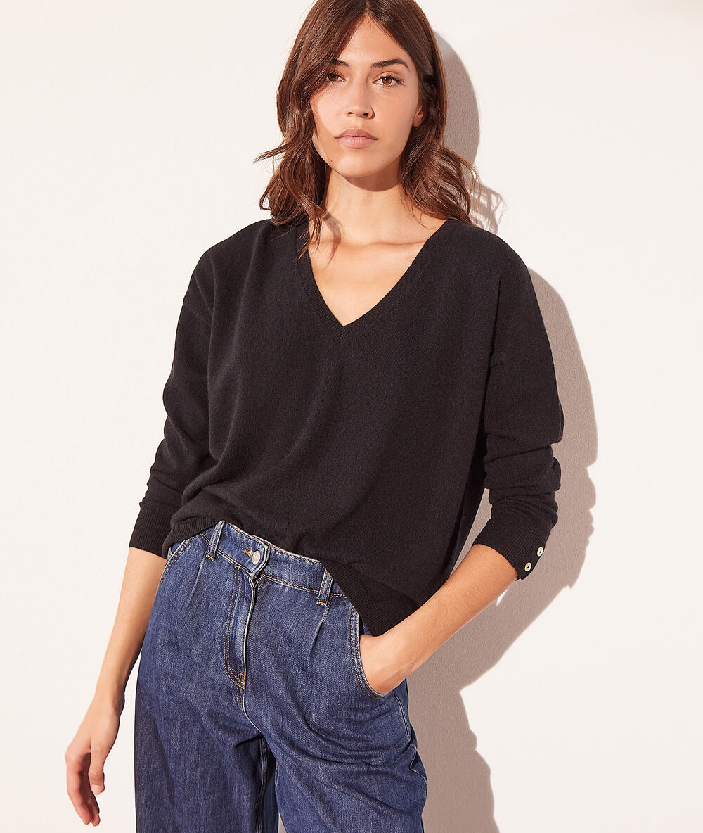 Pull col v en cachemire noir.
