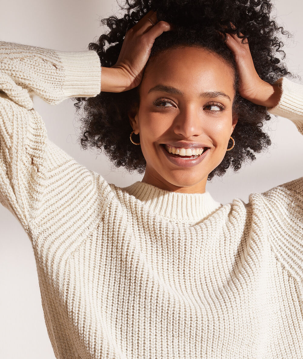 Pull en maille à fils métallisés ecru.
