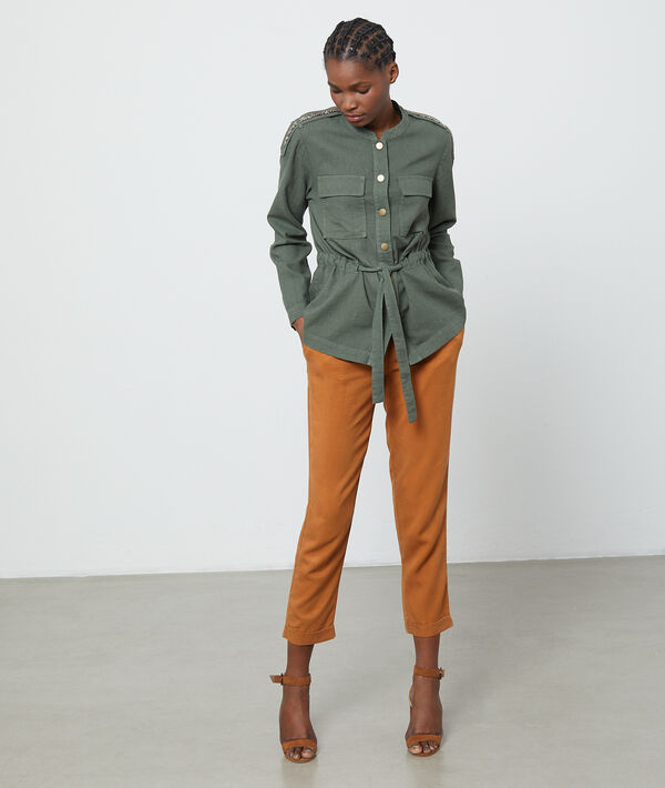 Veste ceinturée à détails sequins kaki.