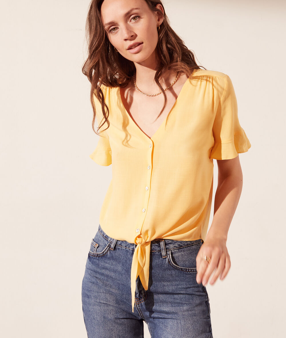 Chemise à nouer jaune pale.