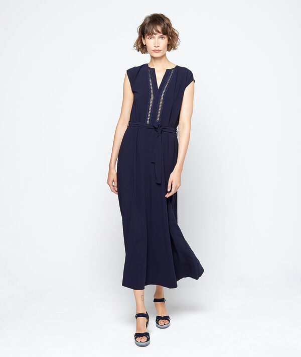 Robe longue à décolleté guipure marine.