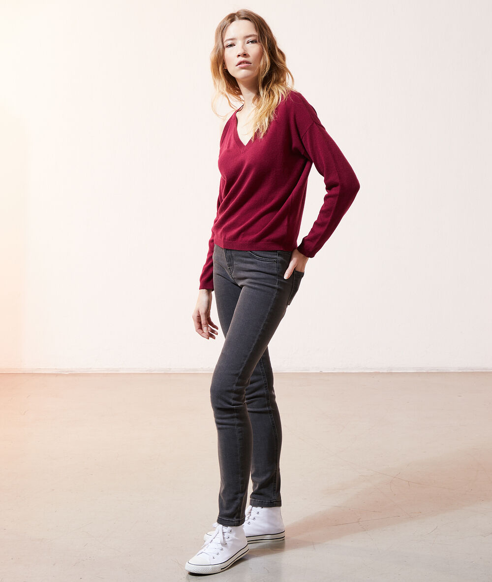 Pull col v asymétrique framboise.