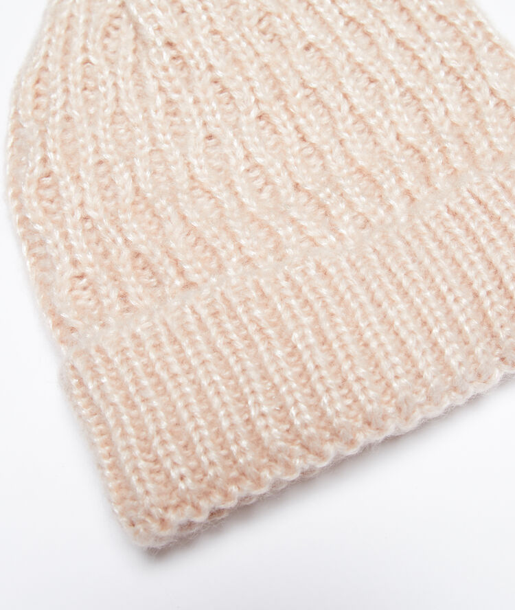 Bonnet côtelé rose pale.