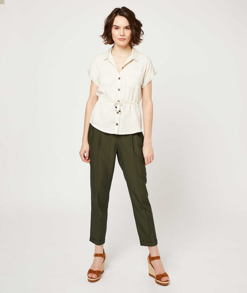 Pantalon carotte kaki.