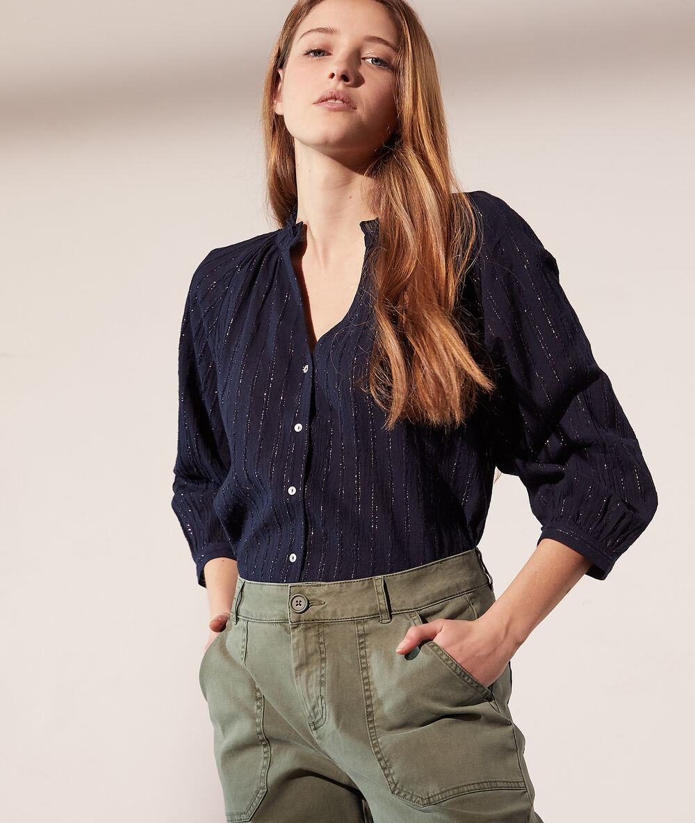 Chemise col mao à fils métallisés bleu marine.