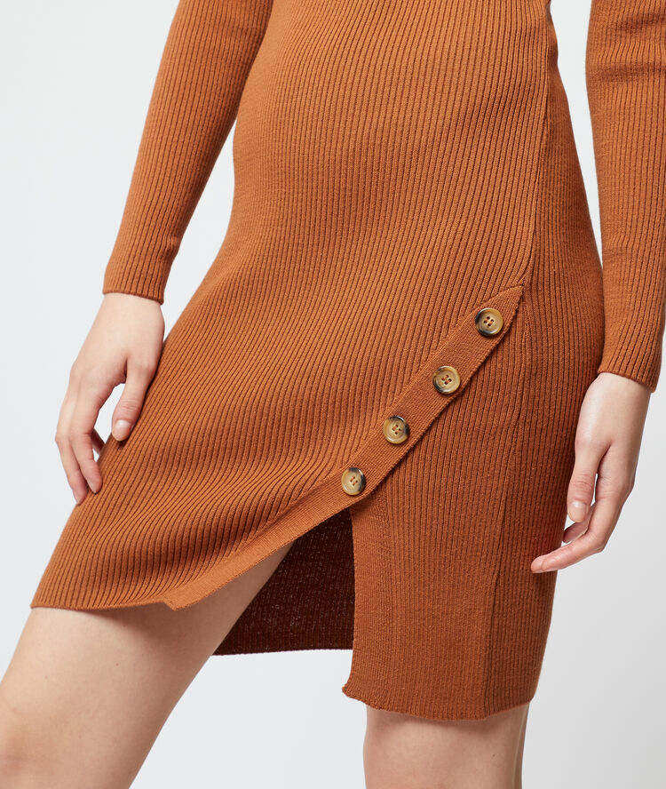 Robe pull fendue terre.