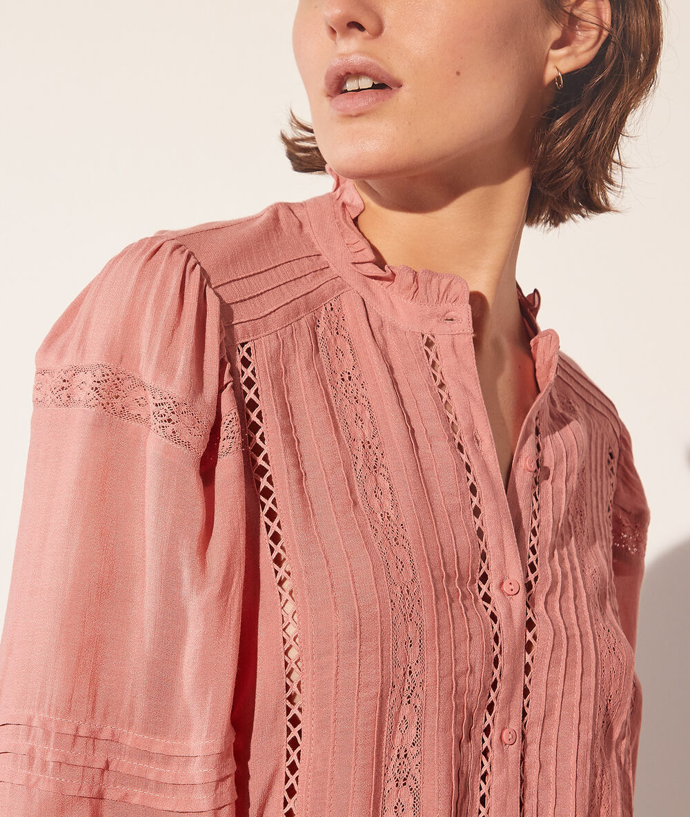 Chemise avec détails en dentelle vieux rose.