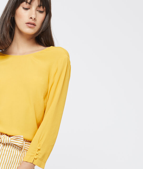 Blouse dos décolleté à volants curry.